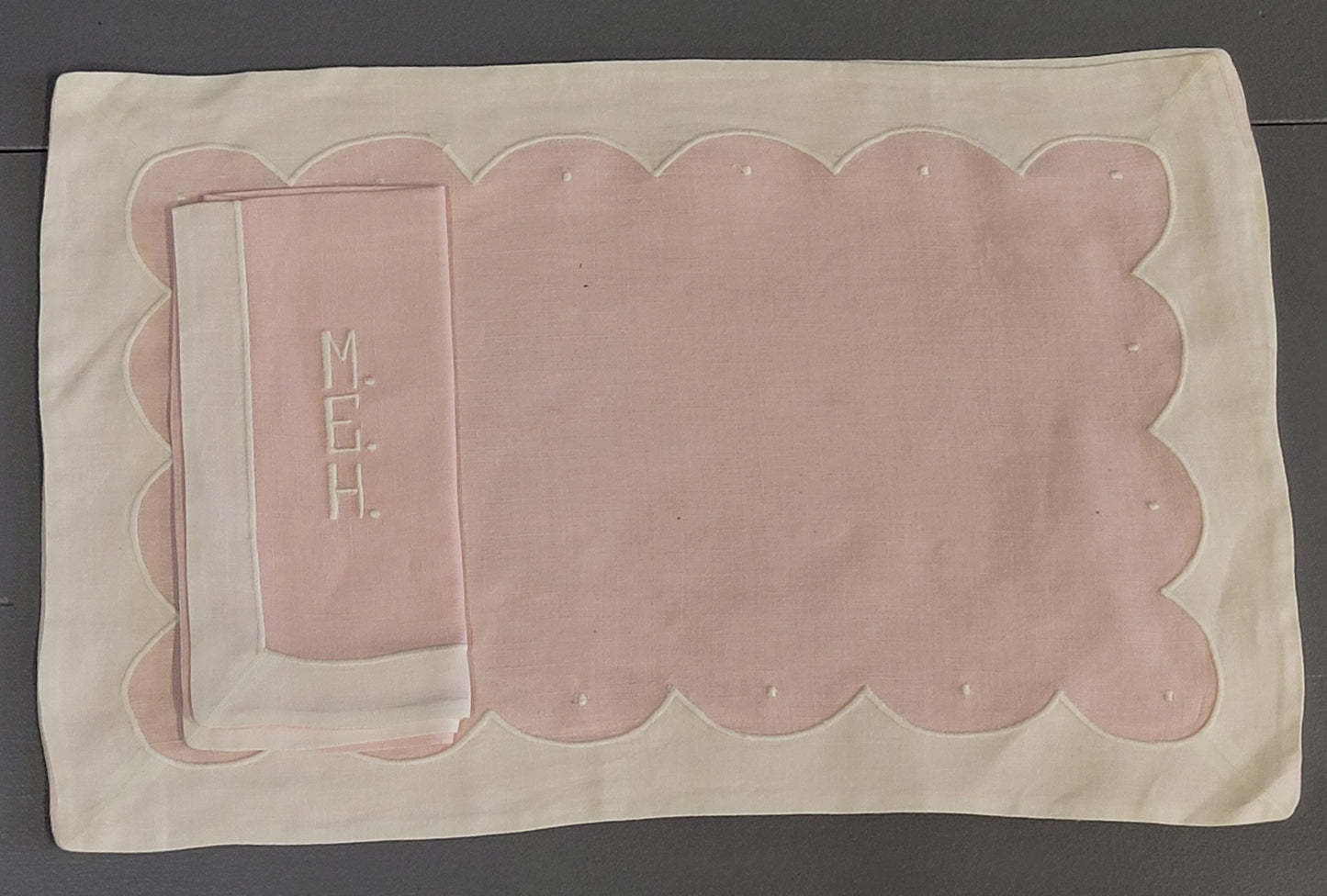 Vintage 1950s Pink and White Scallop Embroidered Linen Placemat and Napkin Set