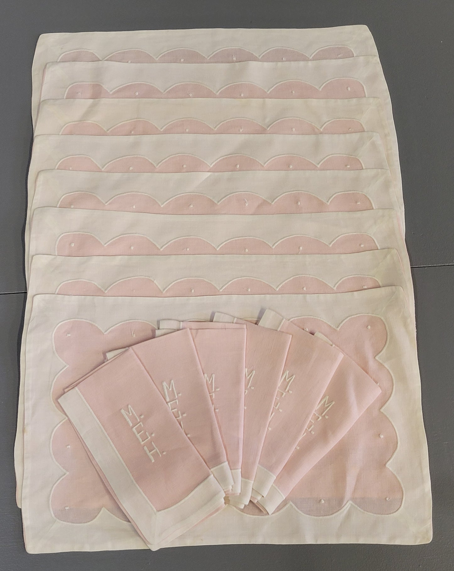 Vintage 1950s Pink and White Scallop Embroidered Linen Placemat and Napkin Set